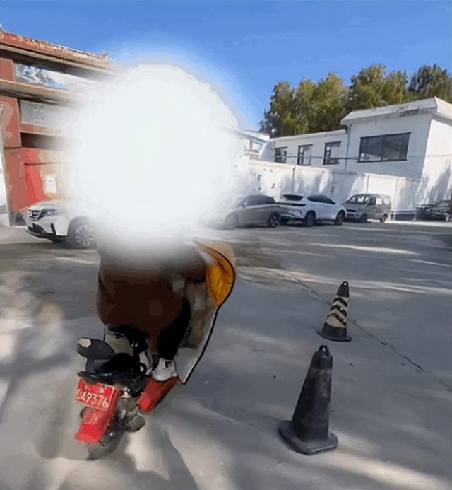 狗咬人反杀案争议后续，面对砸窗破锁多人入侵，如何界定正当防卫