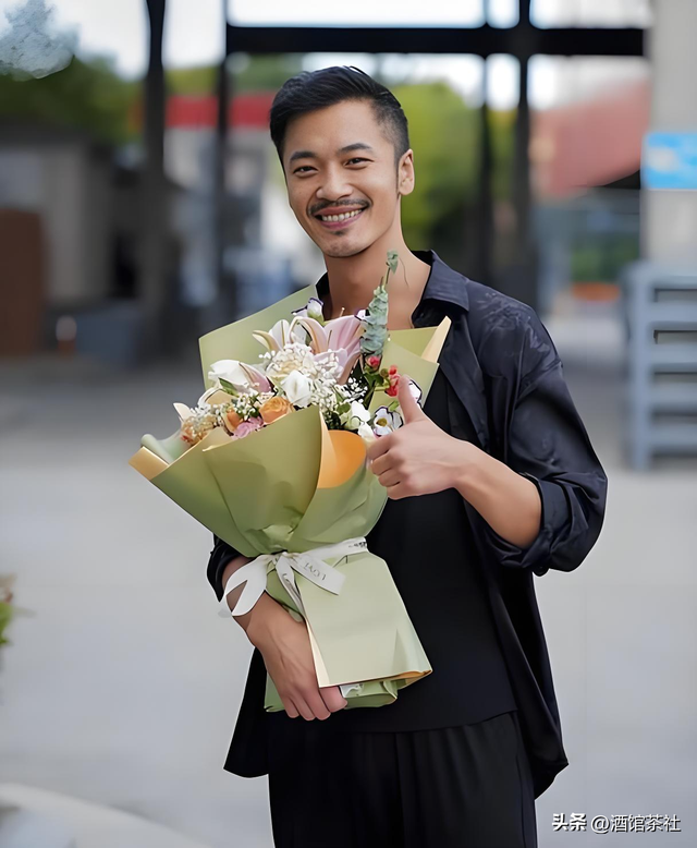 父亲是央视“一哥”，母亲是商业精英，他却凭一己之力娶影后之女