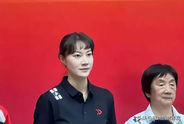 42岁林丹和44岁谢杏芳罕见同框，精神状态天差地别，活像两代人