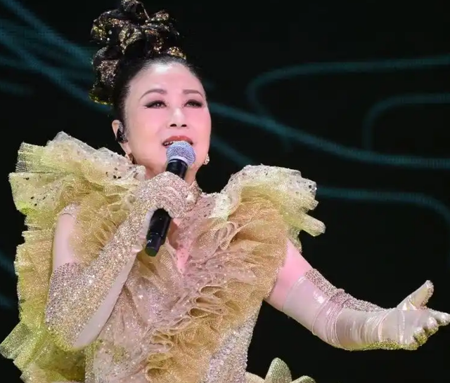 78岁连路都走不稳还开演唱会	，全网骂声一片，她却扬言回馈粉丝