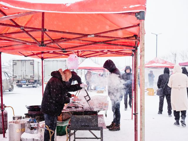 长白山西坡大集，感受东北集市的浓郁烟火气，解锁冬日的别样快乐