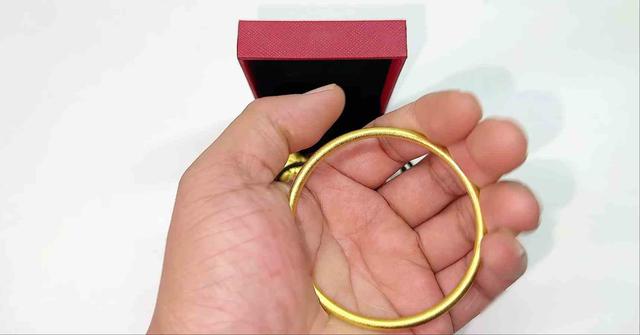 买黄金时只需一根针，真假黄金立马“现原形”，你也赶紧试试吧