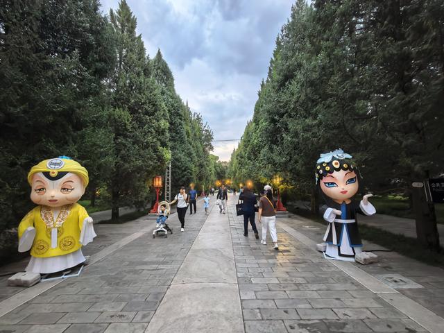 北京月坛公园彩灯准备就绪迎双节。