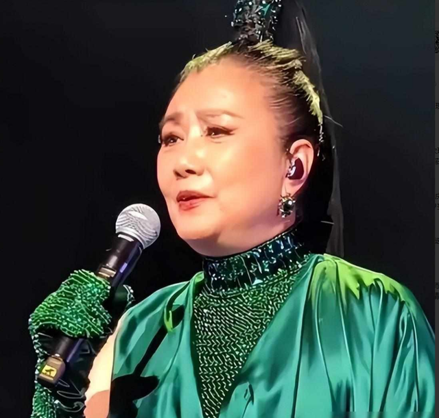 78岁连路都走不稳还开演唱会	，全网骂声一片，她却扬言回馈粉丝