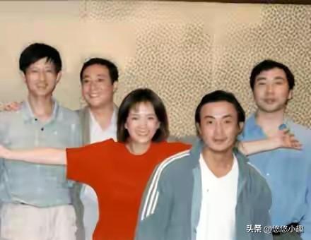 何晴葬礼24小时，许亚军现身美国！照片流出，打扮精致与儿子聚餐