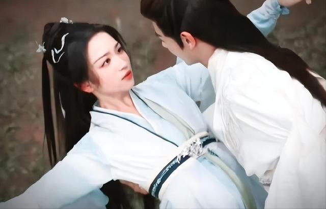 拦腰抱、湿身吻，《暗河传》2搭的他俩，贡献了全剧最大尺度