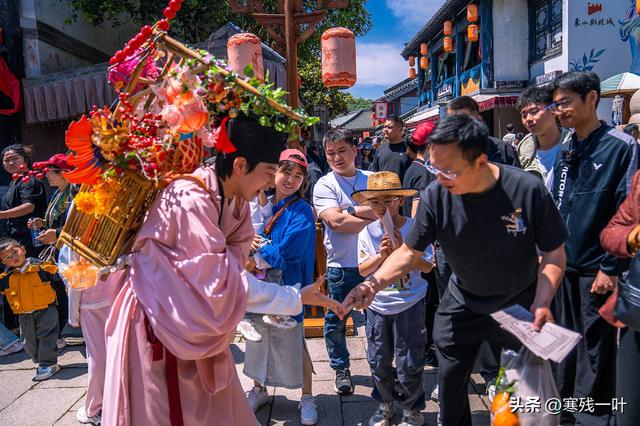 又是象山影视城！五一假期首日人气爆表，再现人山人海盛况