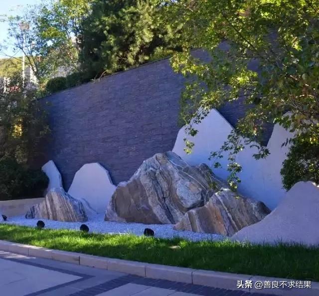 你家小院，如何用“半嵌入墙体”的石头，打造独一无二的景观？