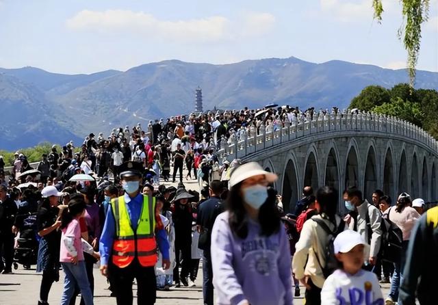 为何中国人在节假日都不愿意去旅游了，反而选择待在家中？