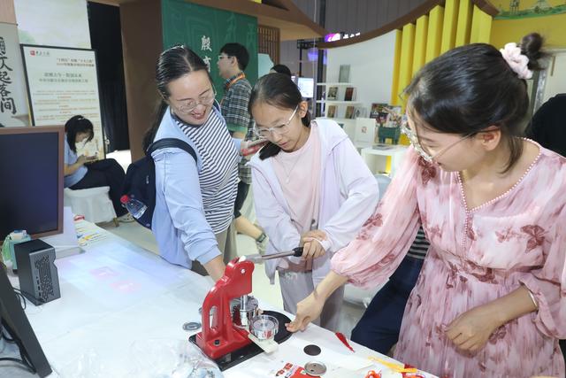 多图刷屏！欢迎来玩！国际数博会、全民阅读大会第二日人气飙升
