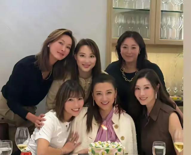 李嘉欣带儿子购物！14岁许建彤又高又壮样貌大变，留学后帅气不少