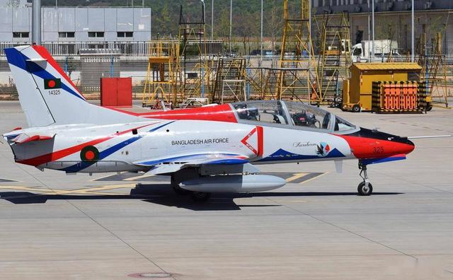 反超美国！教练10舰载教练机加速，中国航母人才培养提速