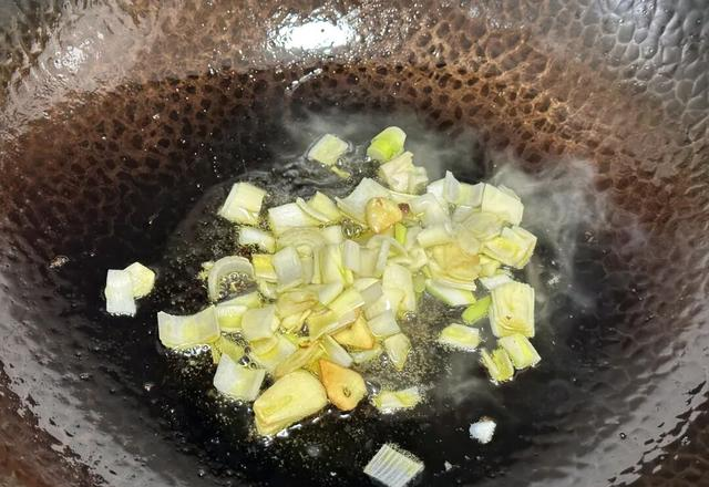 这道家常菜，小朋友吃完第二天还要再吃，简单炒一盘，超级下饭！