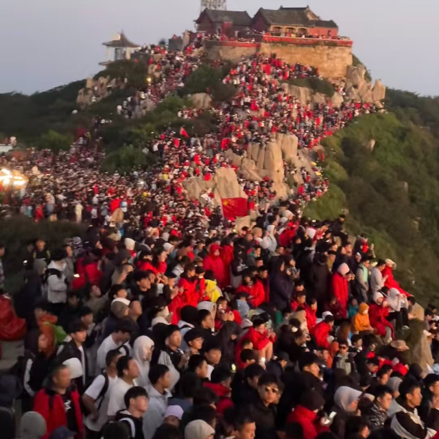 国庆节黄金周，全国最堵十大景区出炉：一眼望不到边的人头
