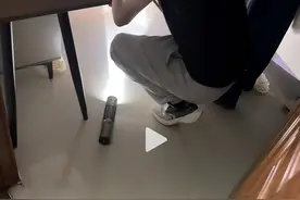 广州一独居女子下班回家看到脚印，调监控发现真相吓坏了 男邻居不止来了一次！ 律师：属于侵犯他人住宅！图片