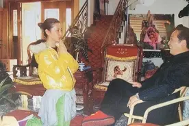 “气功大师”王林：给女星开光，用酒在身上画符，荒诞度难以想象图片