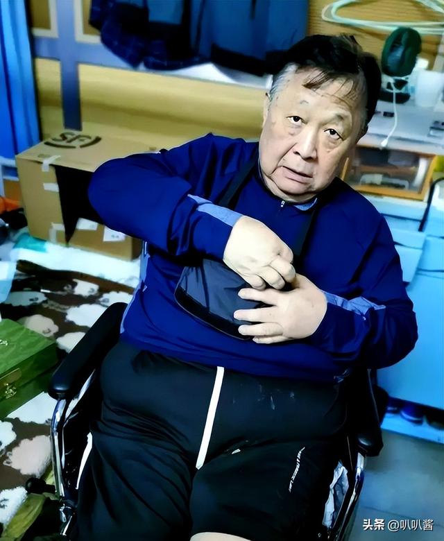 出名后出轨保姆，气死原配，如今77岁的他晚景凄凉，子女与其割席