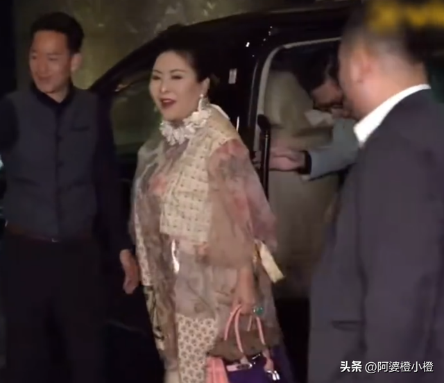 英皇老板设宴庆祝结婚40周年！大半港圈艺人出动，阿娇健康引担忧