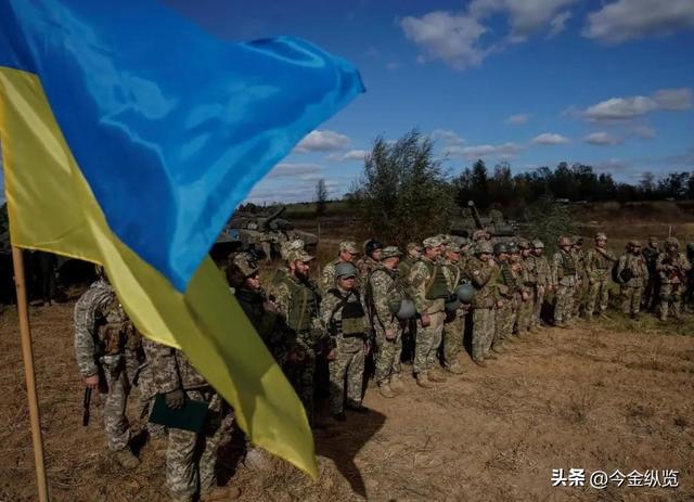 荣耀变葬礼！乌军授勋“最优秀者”遭俄导弹精准打击，悲剧重演！