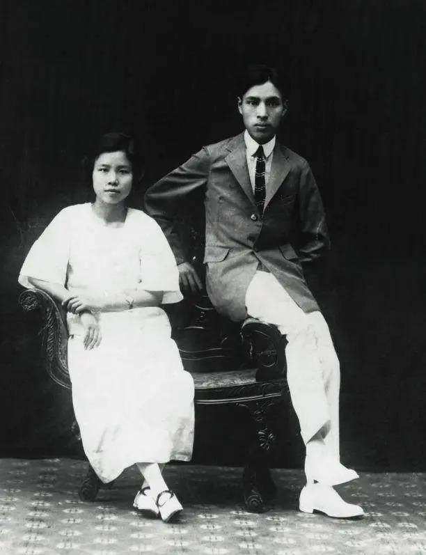 1965年，李鹏总理和儿子李小鹏、李小勇的合影，他37岁，气质不凡