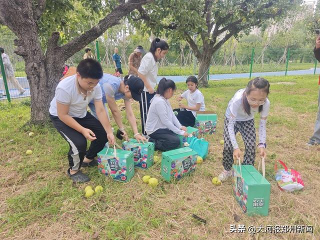 郑州市公园广场事务中心世纪公园举办首届”梨子采摘节”