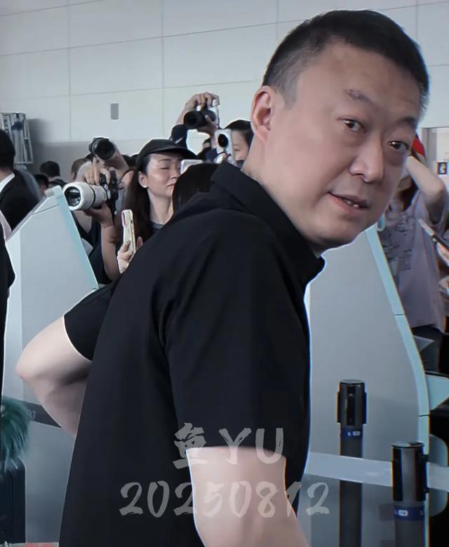 国乒日本返程北京，马琳一路最忙，请王楚钦签名，喊孙颖莎登机！