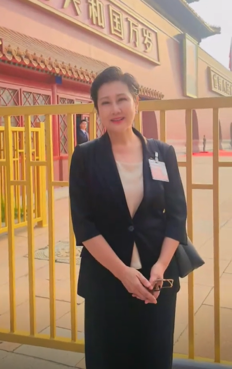63岁张凯丽也没想到，因阅兵上的一个举动，轻松实现“口碑逆转”