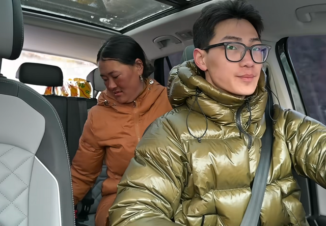 小伙自驾西藏被牧民求助，热心帮忙充电宝却被偷，录像拍下全过程