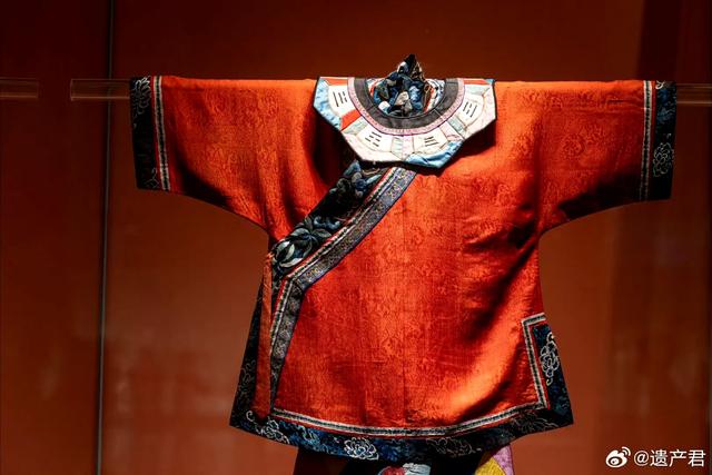 清代汉族百衲童装，北京服装学院民族服饰博物馆藏。