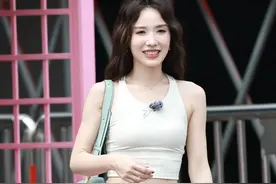 谭薇今日《乘风2025》路透，穿背心露小蛮腰身材火辣，又美又飒图片