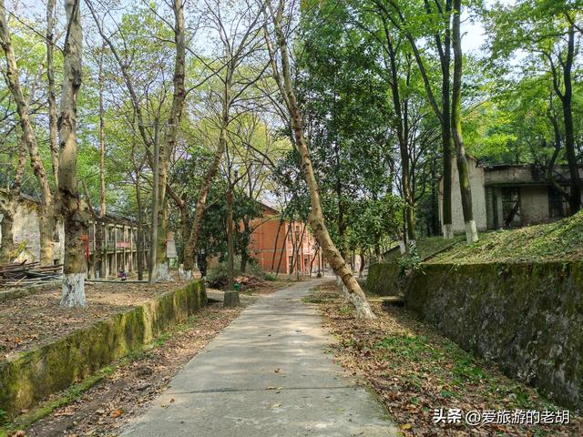 湖南深山中废弃的军事基地，有防空洞和配套水库，现在已成废墟