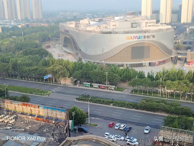 信华建国酒店和新城吾悦广场，如同商丘市中心城区的两颗璀璨明星