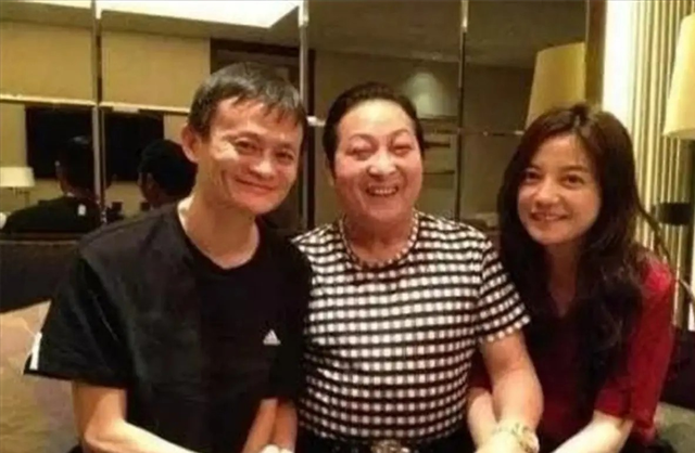 封杀4年后	，49岁赵薇又有消息，因胃癌去世传闻 5个月前就真相大白