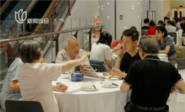 太疯狂！外国游客涌入上海商场狂买：我们国家买不到！有人开门前就在等：想花钱了，没有预算