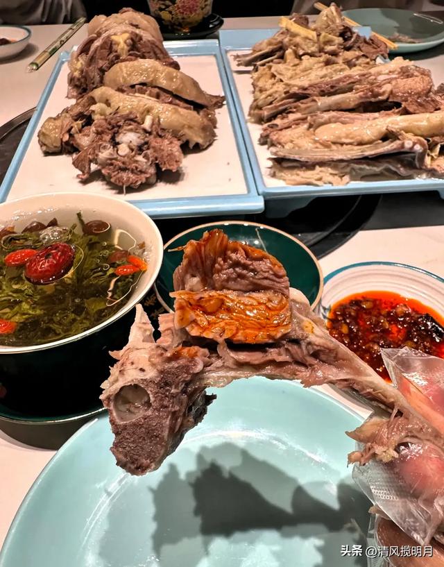有幸去了趟乌鲁木齐，实话实说，当地人的生活，简直让我叹为观止