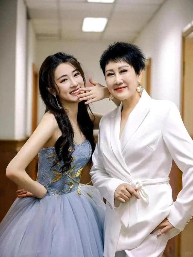 63岁张凯丽也没想到，因阅兵上的一个举动，轻松实现“口碑逆转”