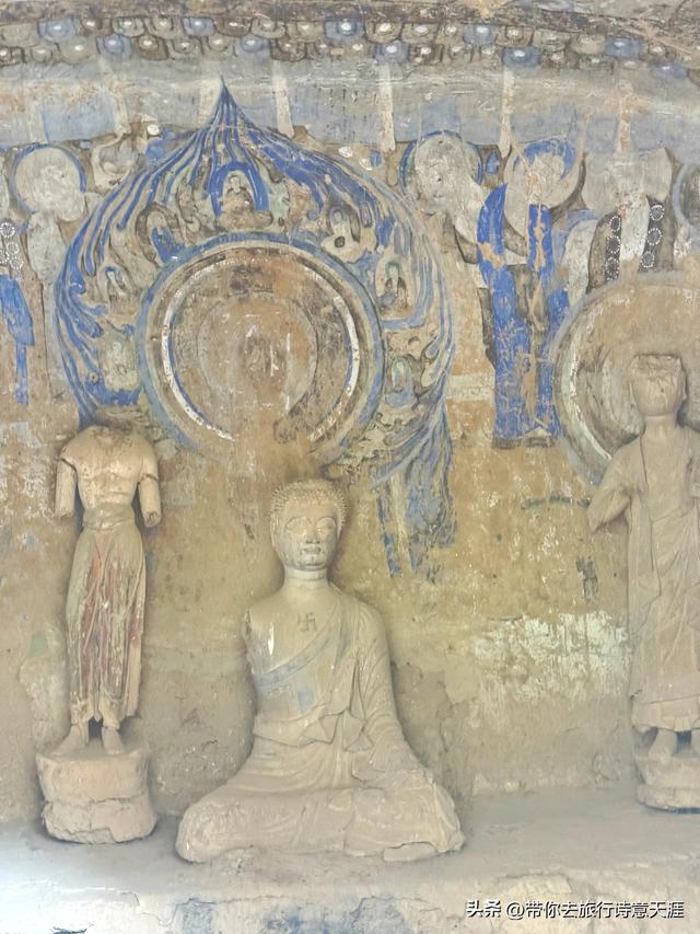 炳灵寺石窟造像跨越千年，石雕泥塑共有，佛道共存