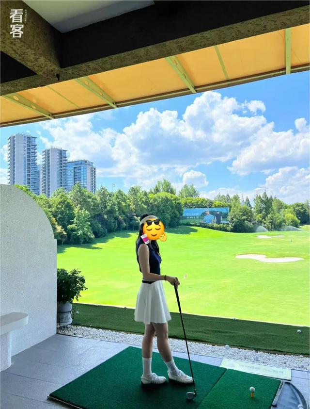 花8000块钱吃漂亮饭的	，都是什么人啊