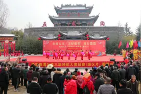 临渭区第三届秧歌比赛（塬区片）在桃花源景区欢乐开场（组图）图片