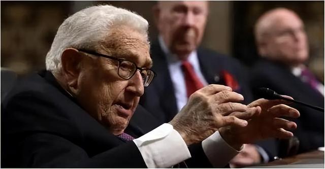 中美一旦开战，美军将全面轰炸中国？基辛格曾称：中美正走向悬崖