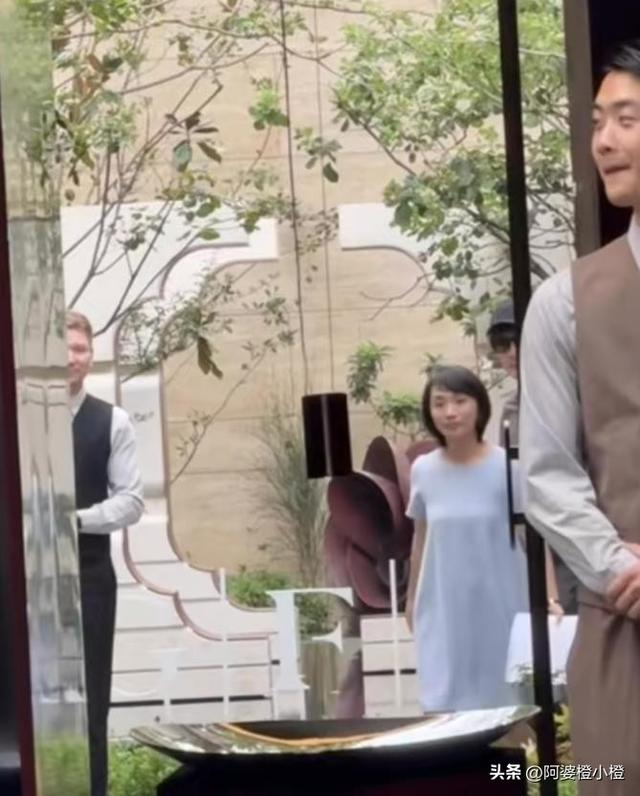 胡歌上海买房被偶遇	，头顶秃了一大片，老婆黄曦宁陪同，长相普通