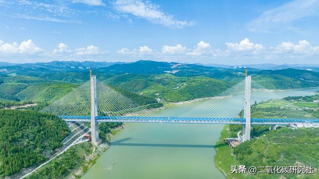西十高铁汉江特大桥冲刺钢梁合龙