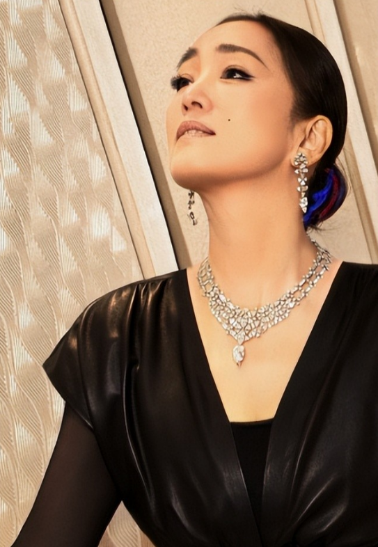 事实证明！陪马克龙回国的巩俐，可能已经走上了另一条大道