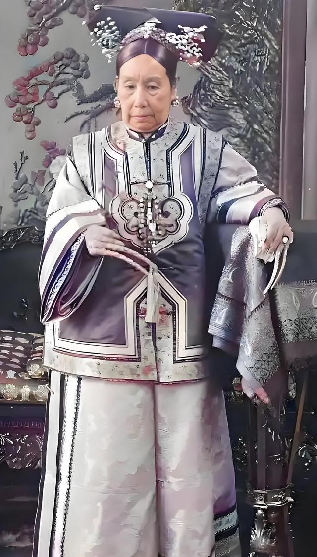 清朝灭亡后，李莲英姐姐才敢说出实情：慈禧其实不是病死的！