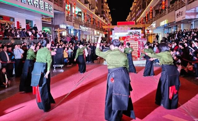 【冬游舟曲 簪花迎春】“西街七点半·文化大集市” 点亮夜色 共赏风华