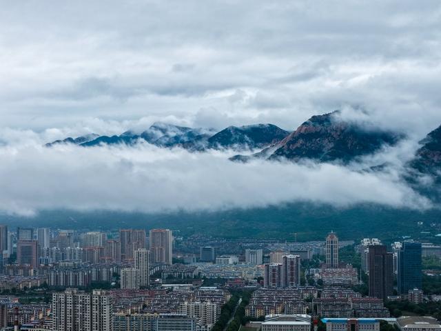 云雾中的泰岳：山与城的对话