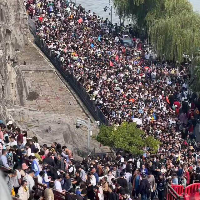 国庆节黄金周，全国最堵十大景区出炉：一眼望不到边的人头