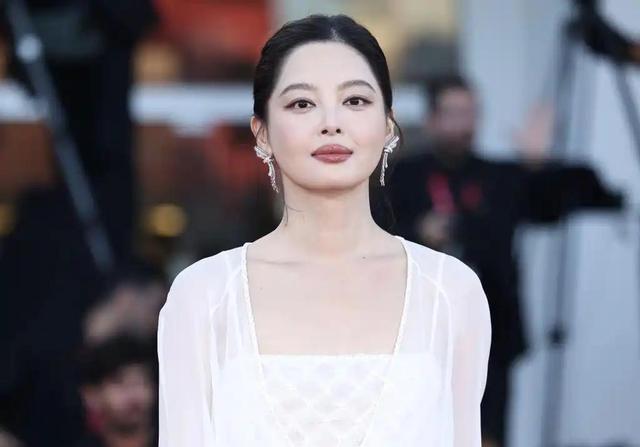 人民日报点赞辛芷蕾获奖感言，句句不提刘亦菲，却字字提醒刘亦菲