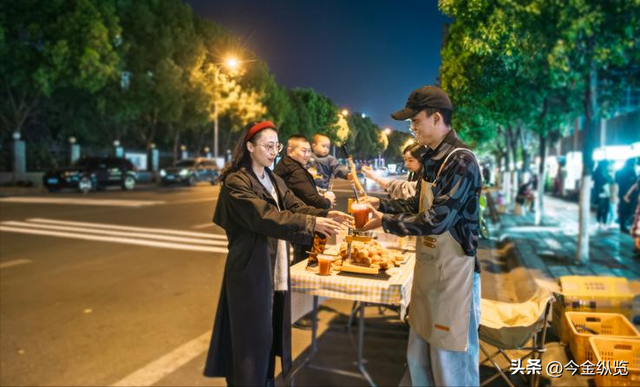 "爱你老己"刷屏背后：这届年轻人不躺平，只是换了种姿势温柔自救