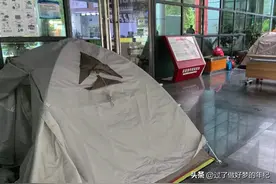 五一高速服务区：晚上挤满露营搭帐篷的人，真是脑洞大开思想新奇图片